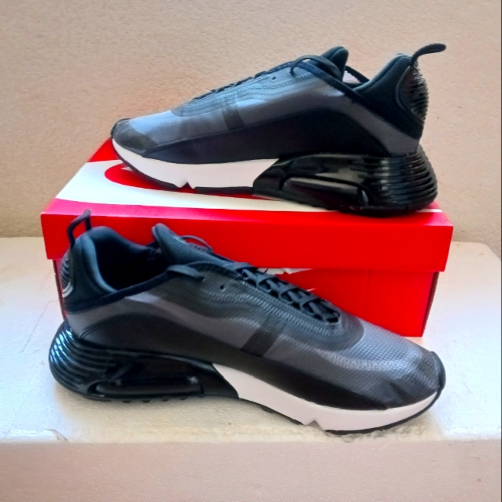 Nike - Picture 3 of 4